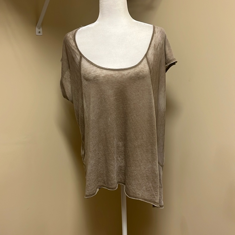 Oversized top. Lightweight cap sleeves.